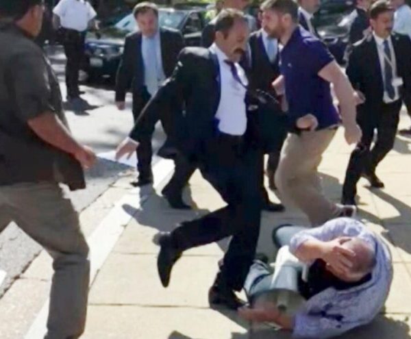 Νέο «κτύπημα» στον Ερντογάν από τις ΗΠΑ: Η αμερικανική κυβέρνηση εισηγήθηκε στο Ανώτατο Δικαστήριο να δικαστεί η Τουρκία για την επίθεση εναντίον διαδηλωτών στην Ουάσιγκτον