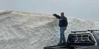Καλάβρυτα: Χιόνι δυο μέτρα στο Χελμό, μήνα Μάϊο – ΦΩΤΟ