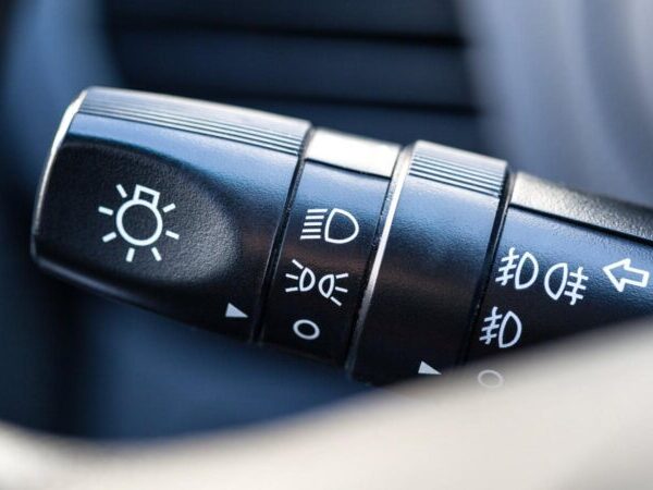 Αυτή είναι η κρυφή λειτουργία στα φώτα του αυτοκινήτου σου -Γιατί πρέπει να τη χρησιμοποιείς