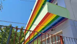 Κόρινθος: Έβαψαν δημοτικό σχολείο στα χρώματα των ΛΟΑΤΚΙ και εξόργισαν τους γονείς